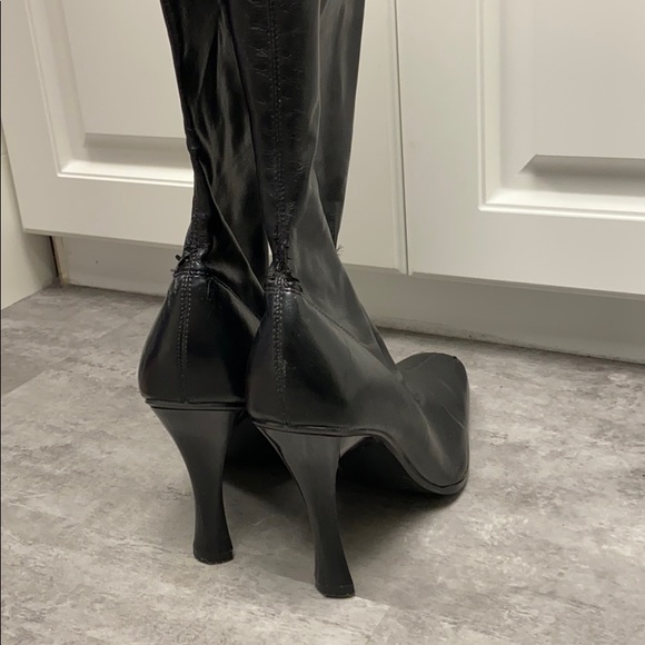 Leg-hugging faux leather heeled boots - Picture 3 of 6